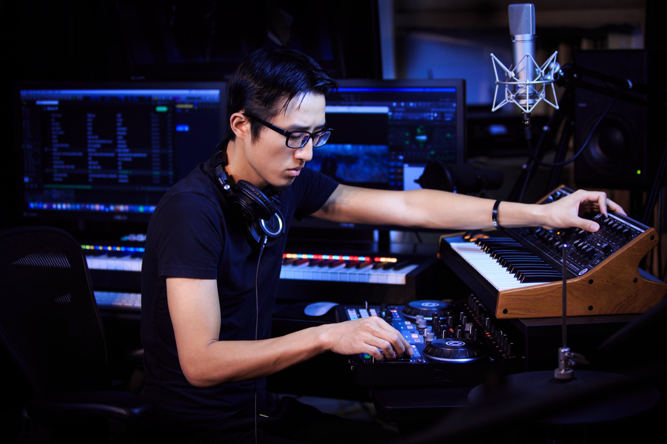陈雪燃在录音棚进行音乐制作